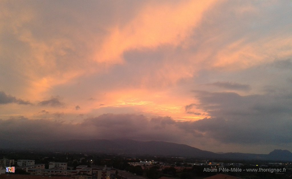 28 septembre 2013.jpg - Coucher de soleil sur le massif des Maures. 28 septembre 2013. 19H22